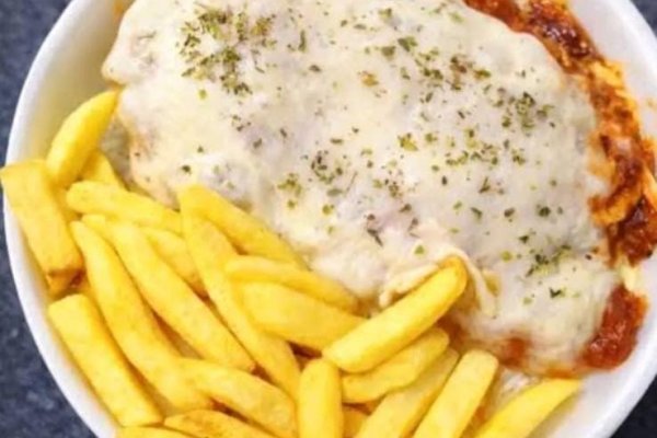 Frango a Parmegiana com batata frita