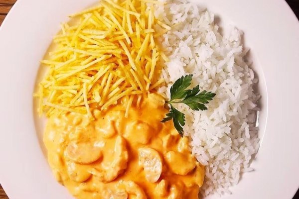 Strogonoff de frango com batata palha