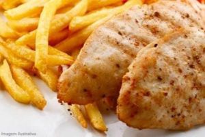 Filé de frango grelhado com batata frita