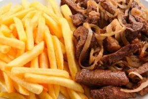Iscas de Fígado com batata frita
