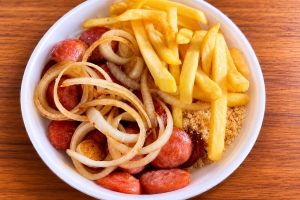 Calabresa Acebolada com batata frita